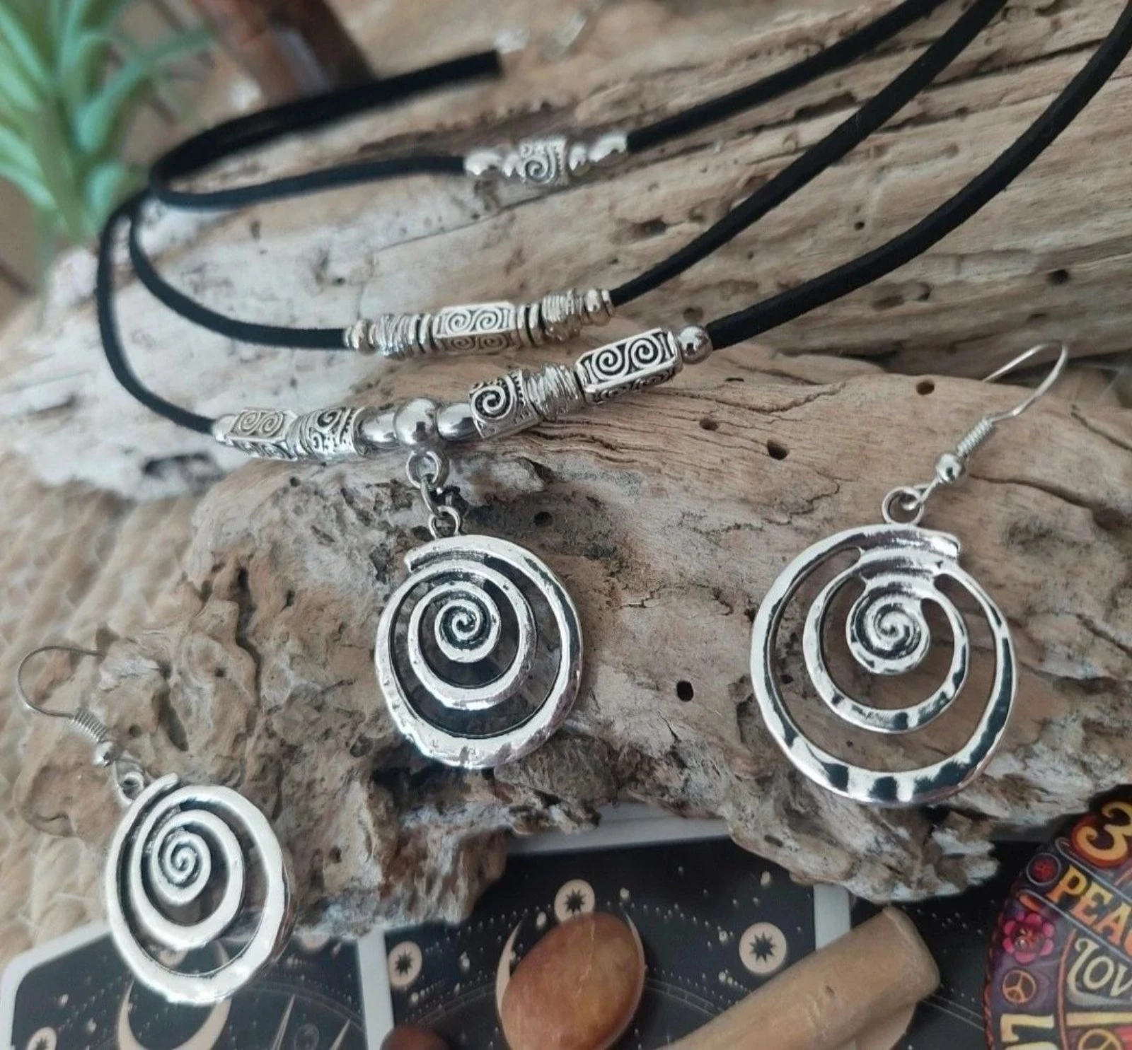 Parure boho místico de tres hileras, pequeña espiral hipnótica, negro – photo 3
